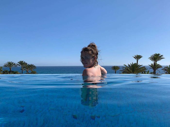 Olga Frycz topless w basenie hotelowym