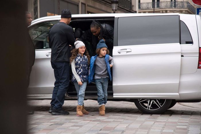 Exclusif - Les enfants de Mariah Carey, Moroccan et Monroe Cannon font du shopping avec leur nounou et leur garde du corps à Paris