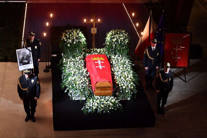 Trumna z ciałem Prezydenta Pawła Adamowicza wystawiona w ECS