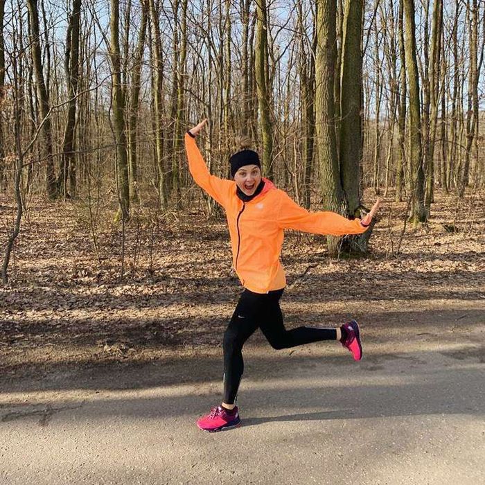 Małgorzata Socha w stylowych dresach biega po lesie