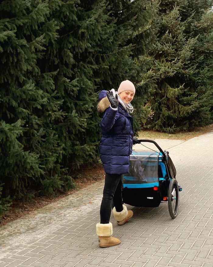 Małgorzata Socha na spacerze z synem