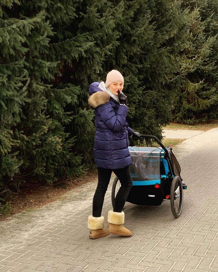 Małgorzata Socha na spacerze z synem