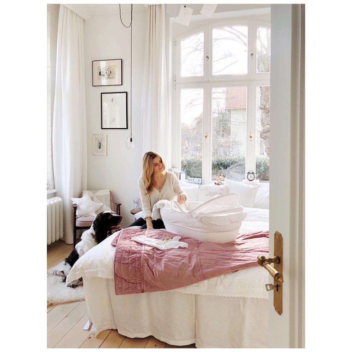  Kasia Tusk z córeczką w sypialni