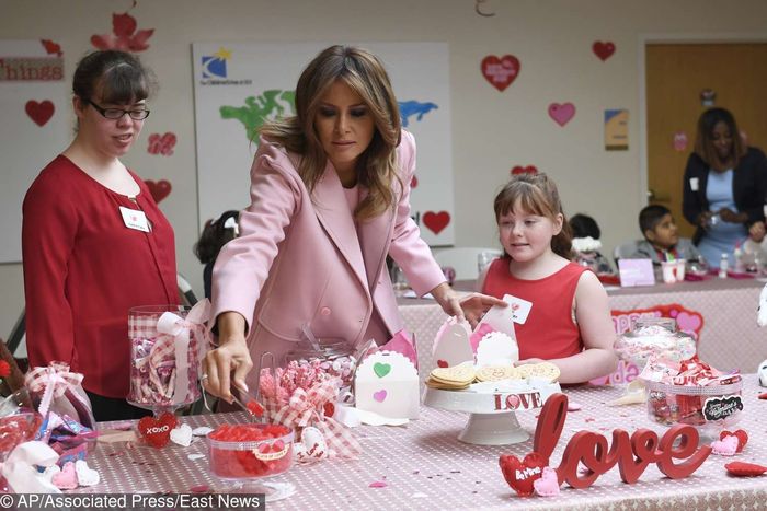 Melania Trump z dziećmi przygotowuje walentynkowe prezenty
