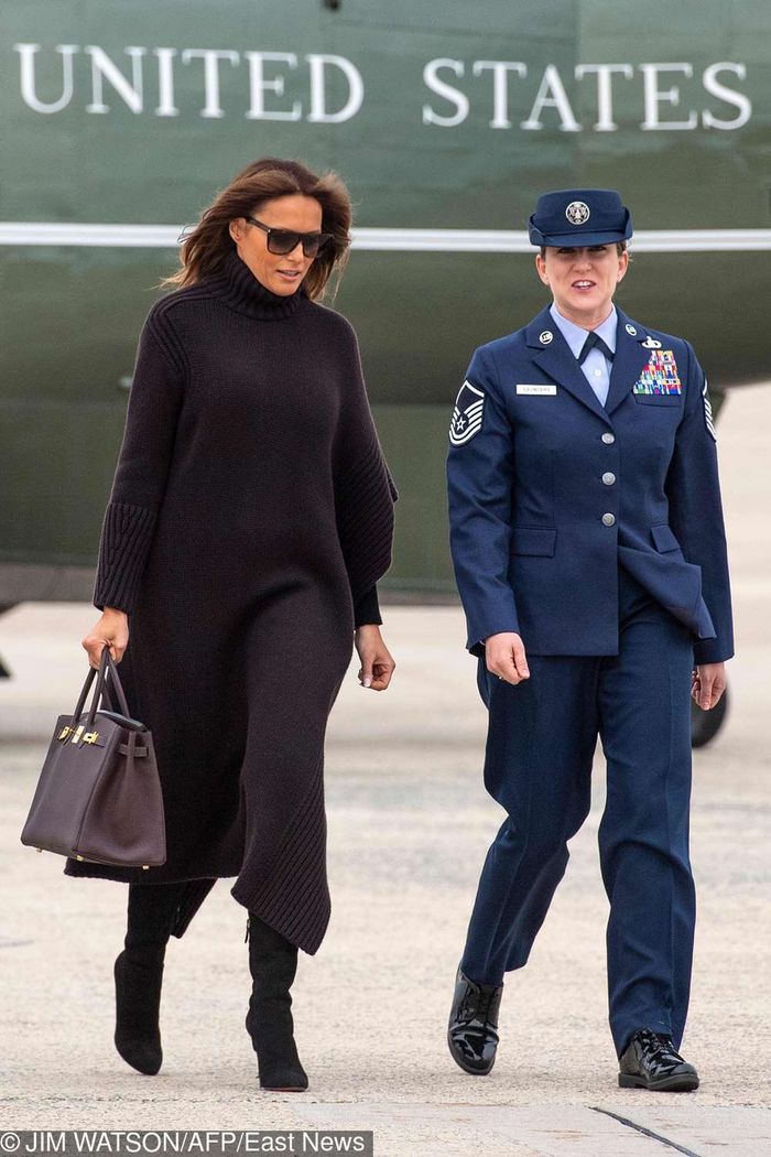 Melania Trump i Donald Trump w drodze do samolotu