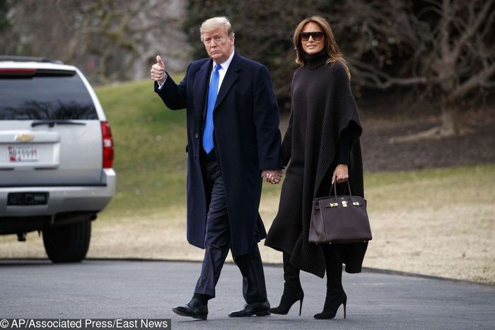 Melania Trump i Donald Trump w drodze do samolotu