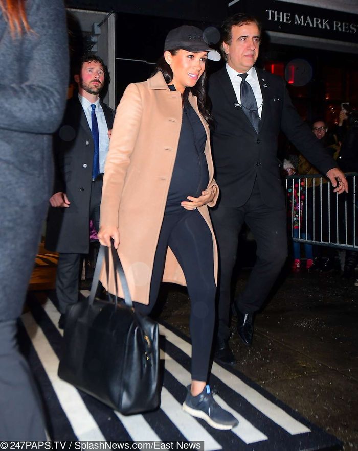  Meghan Markle w dresach na lotnisku w Nowym Jorku