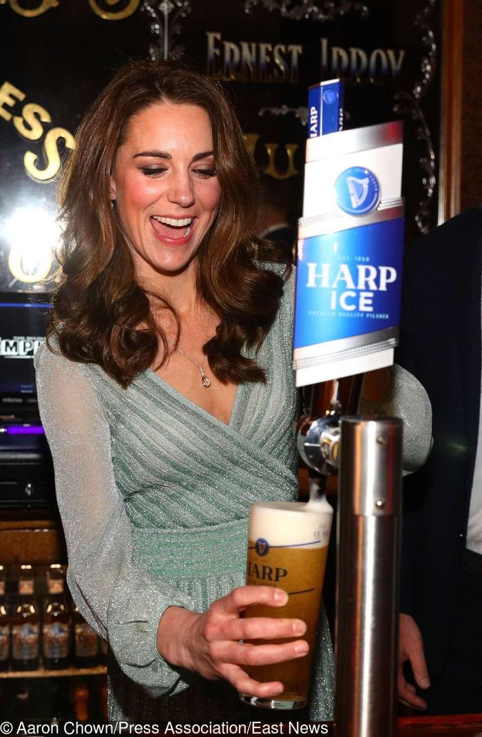 Księżna Kate nalewa piwo w barze w Belfaście