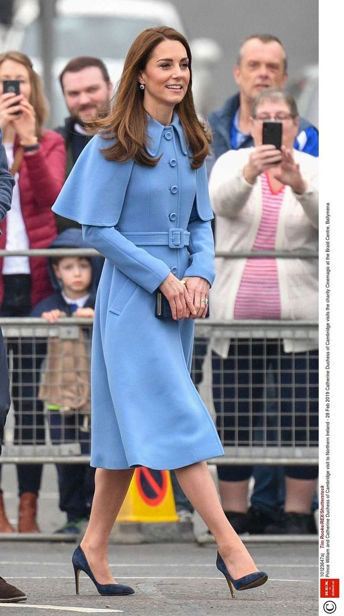 Błękitny płaszcz księżnej Kate to hit
