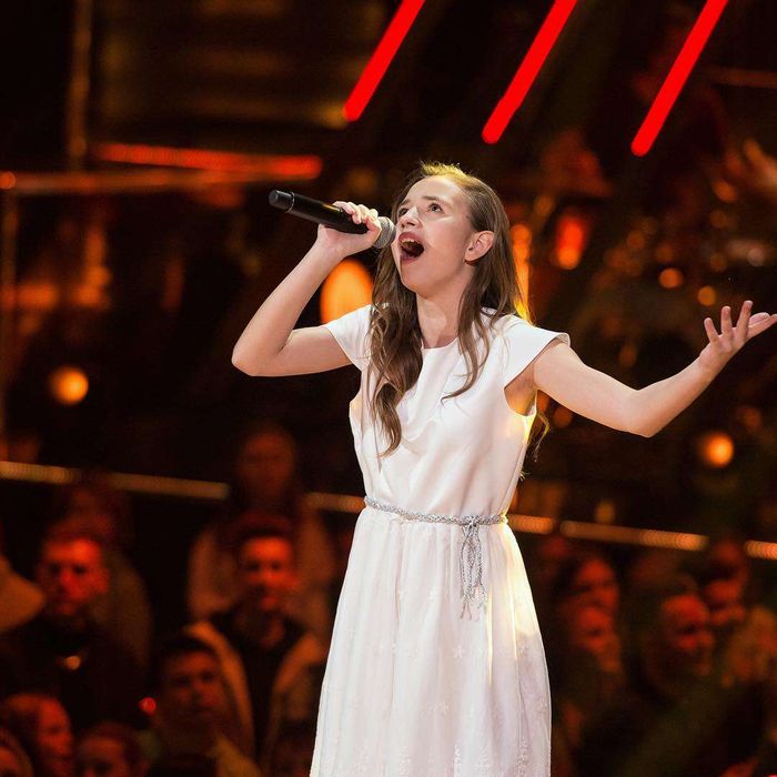 Ania Dąbrowska w finale The Voice Kids 2 zaśpiewała piosenkę Heroes Mariah Carey
