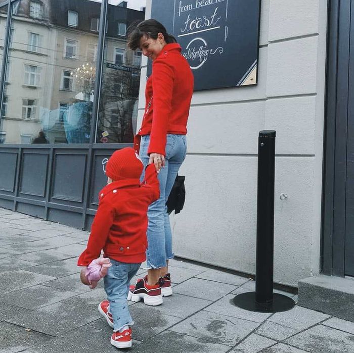 Anna Lewandowska i Klara Lewandowska w identycznych stylizacjach