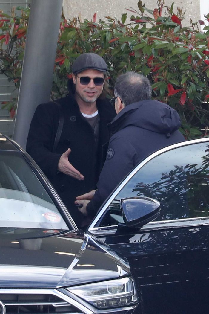 Brad Pitt w Paryżu na lotnisku Charlesa-de-Gaulle
