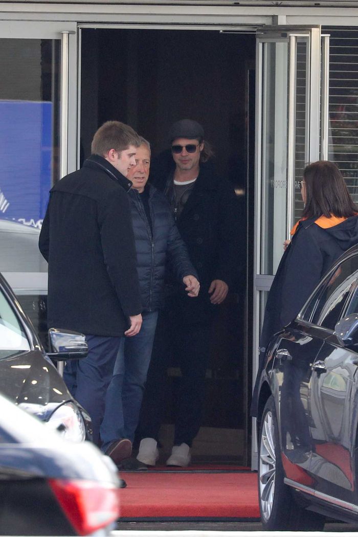 Brad Pitt w Paryżu na lotnisku Charlesa-de-Gaulle