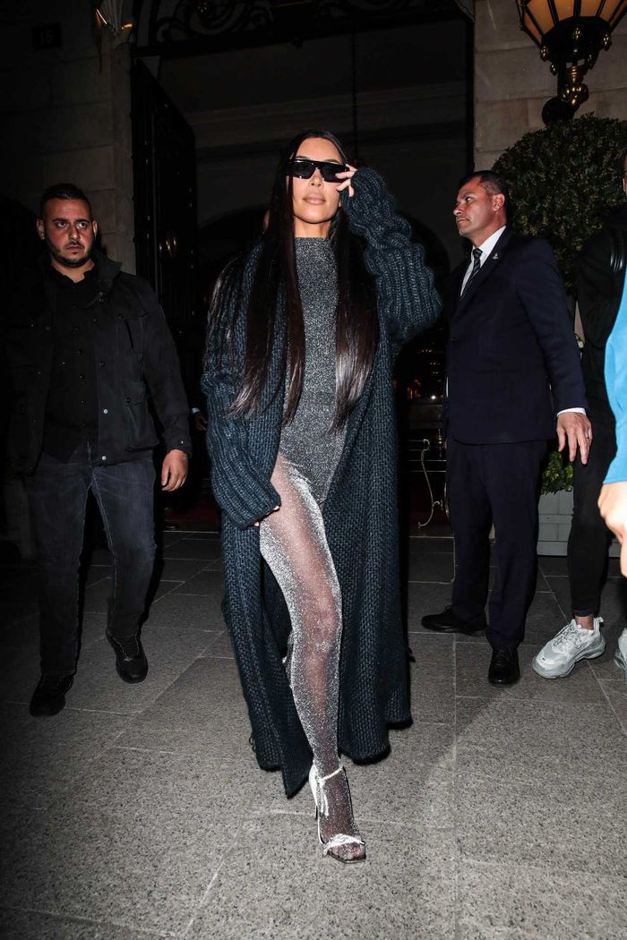 Kim Kardashian w samych rajstopach i body