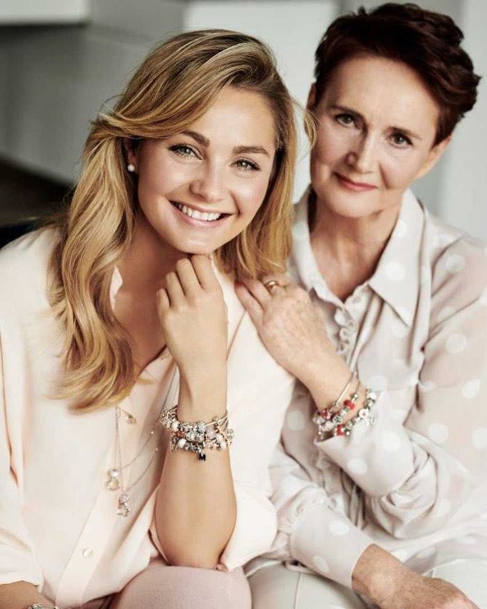 Małgorzata Socha ze swoją mamą reklamuje piękną biżuterię