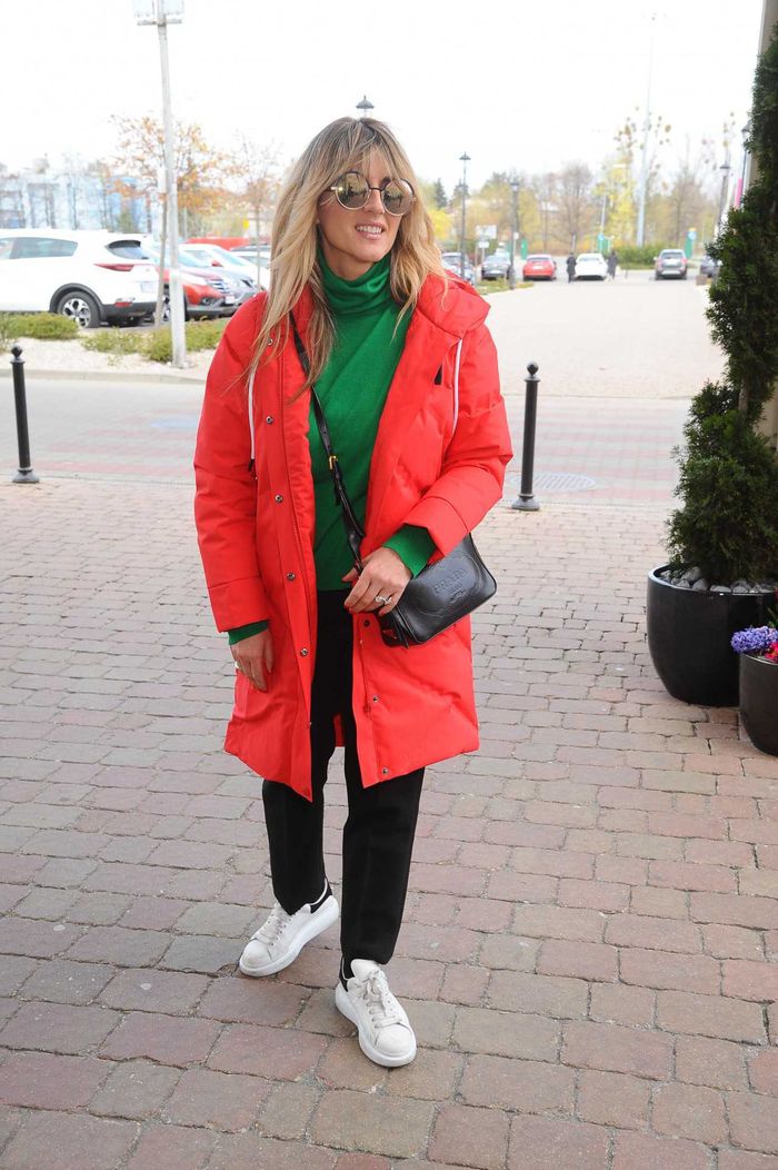 Karolina Szostak w czerwonej kurtce i zielonym golfie na evencie La Mania