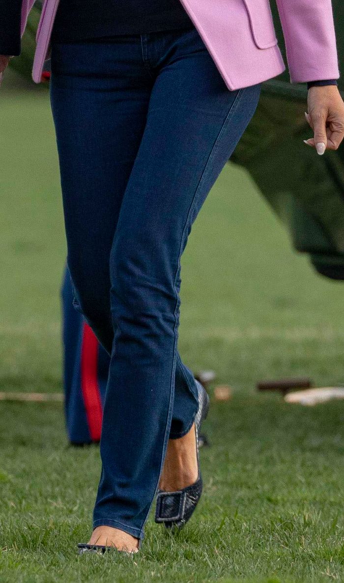 Melania Trump w stylowej marynarce wysiada z samolotu