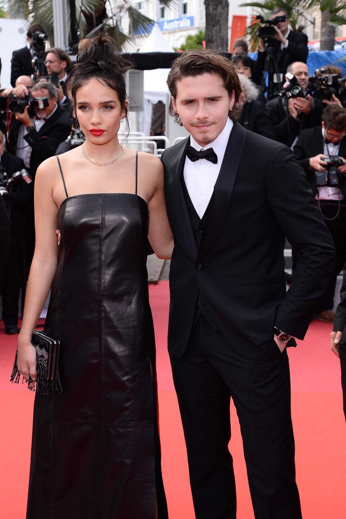 Hana Cross, Brooklyn Beckham pojawili się na czerwonym dywanie