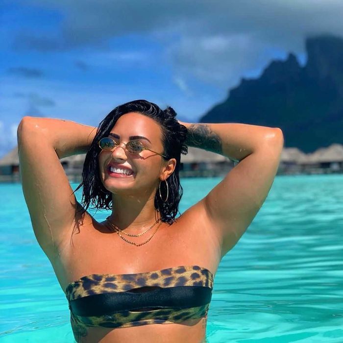 Uśmiechnięta Demi Lovato na wakacjach