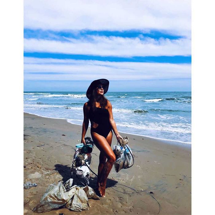 Anna Mucha - na plaży ze śmieciami
