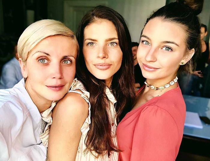 Katarzyna Zielińska, Julia Wieniawa, Weronika Rosati na planie serialu 