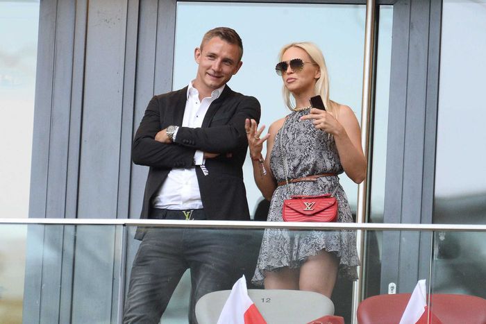 Jakub Rzeźniczak i Candy Girl na meczu Polska – Izrael