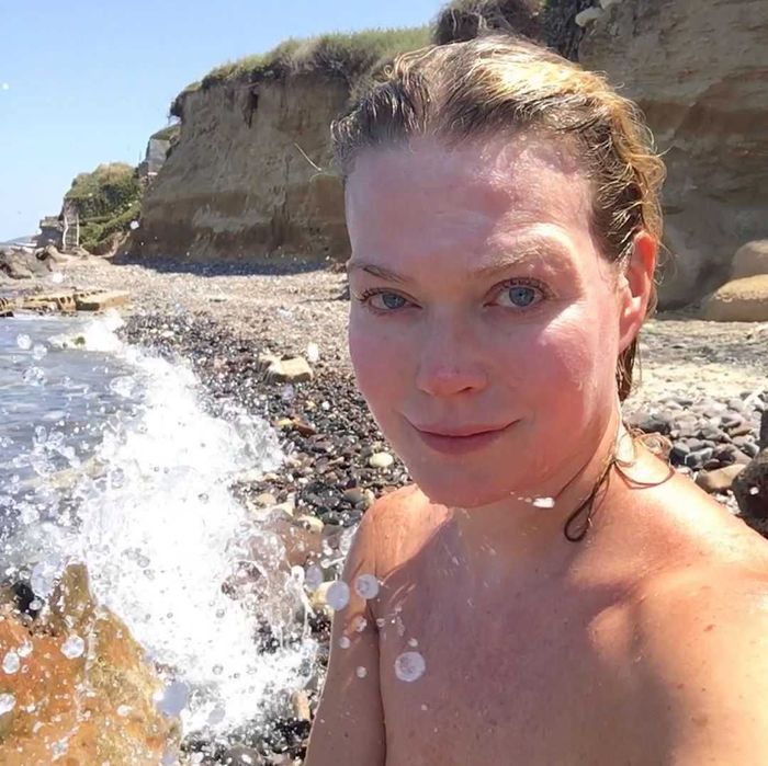 Tamara Arciuch nad morzem