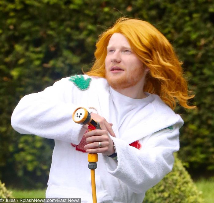 Ed Sheeran w długich rudych włosach na planie teledysku Cross Me