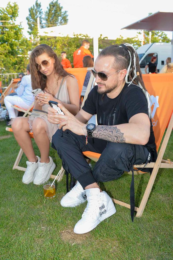 Baron i Julia Wieniawa na plażowym party