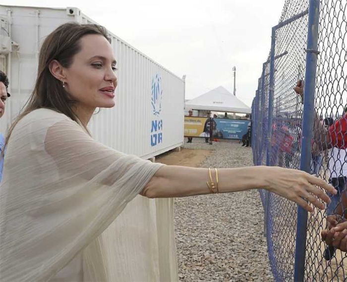Angelina Jolie - wychudzona ręka