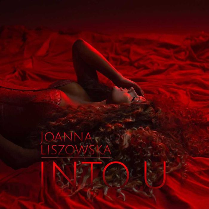 Joanna Liszowska na okładce singla Into U