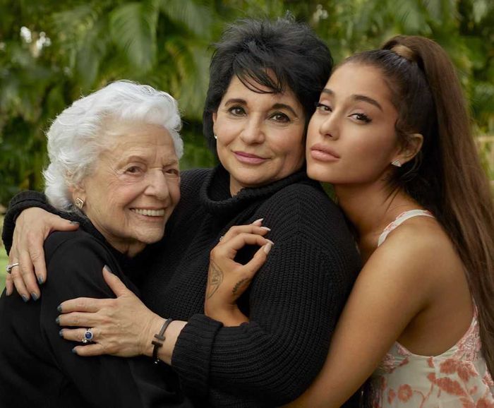 Ariana Grande pokazała mamę Joan i babcię Marjorie. Jak wyglądają?