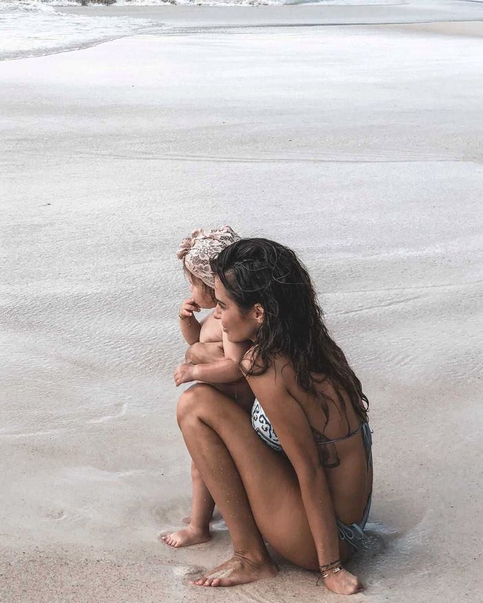  Natalia Siwiec z córką na plaży