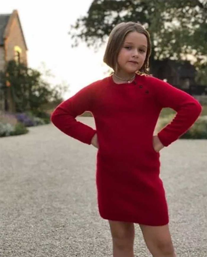 Harper Beckham w pozie jak Victoria