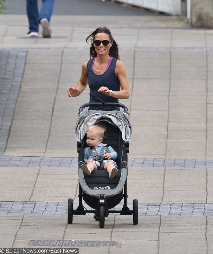 Pippa Middleton z synem Arthurem na spacerze