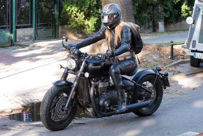 Marcelina Zawadzka podczas jazdy motocyklem