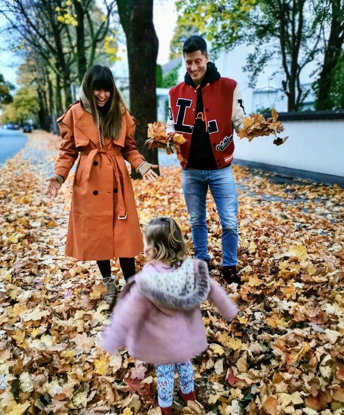 Anna Lewandowska z Robertem i Klarą na jesiennym spacerze