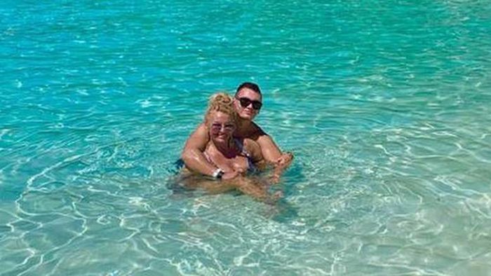 Dagmara Kaźmierska i Conan w krystalicznej wodzie na Malediwach