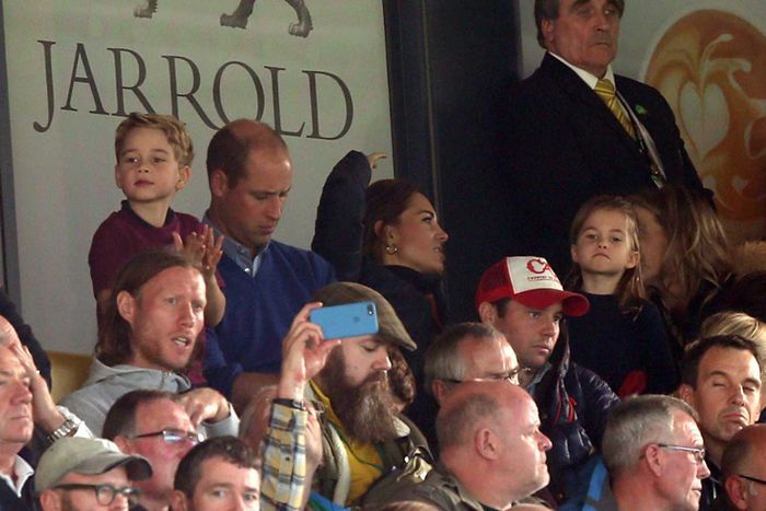 Książę William i księżna Kate z dziećmi na meczu Aston Villa