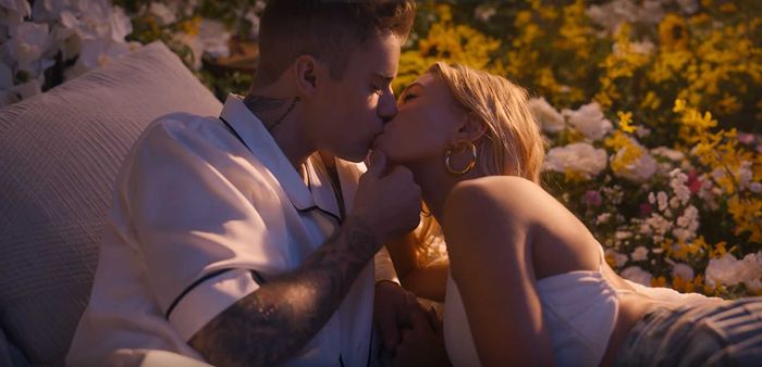 Justin Bieber z Hailey Bieber całują się na planie teledysku