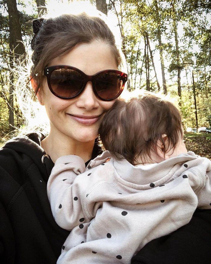 Agnieszka Sienkiewicz z córką na jesiennym spacerze