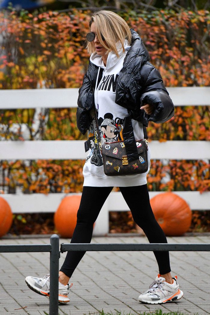 Małgorzata Rozenek w butach Balenciaga i z torebką Louis Vuitton