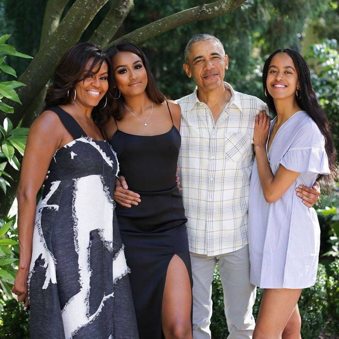 Michelle Obama i Barack Obama z córkami