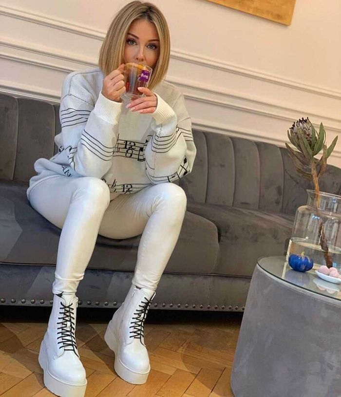 Małgorzata Rozenek w białej stylizacji, sweter Louis Vuitton
