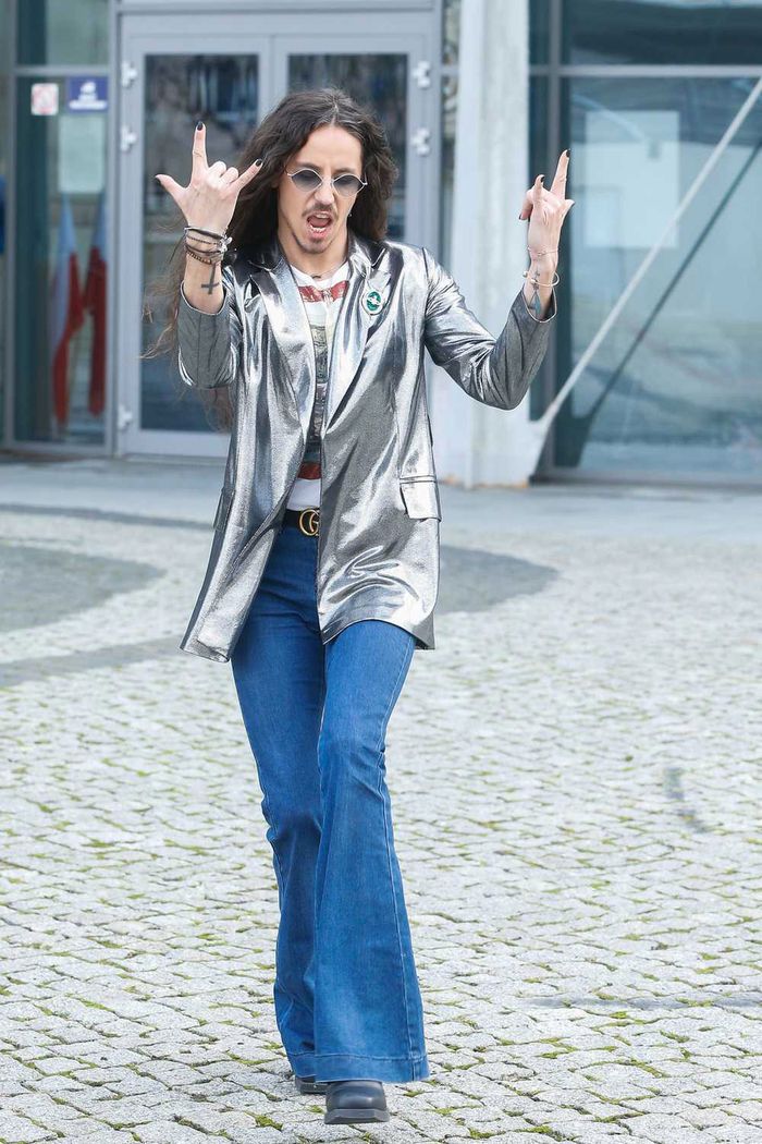 Michał Szpak wychodzi ze studia Pytania na śniadanie