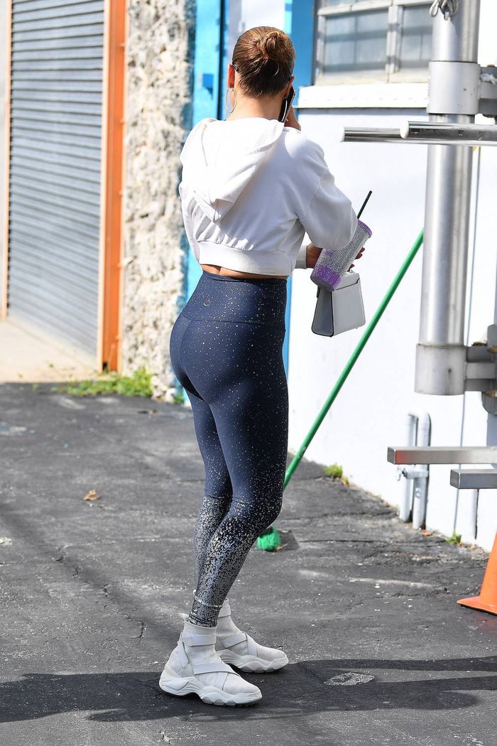Jennifer Lopez w obcisłym stroju – zdjęcia paparazzi