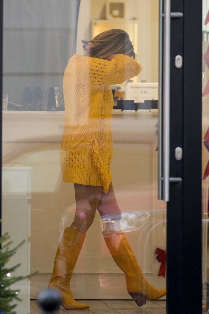 Ciężarna Małgorzata Rozenek w żółtej stylizacji na zakupach
