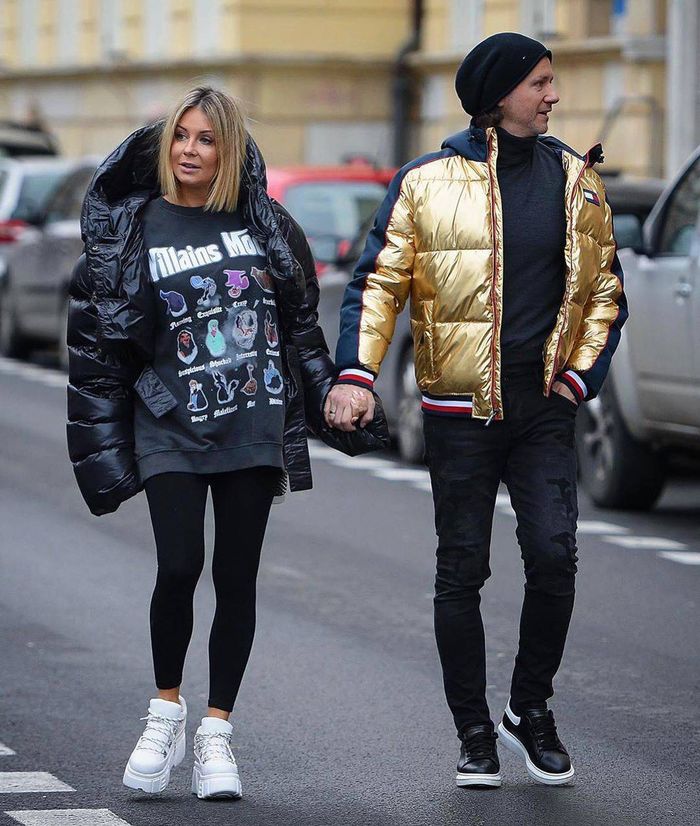 Ciężarna Małgorzata Rozenek i Radosław Majdan na spacerze