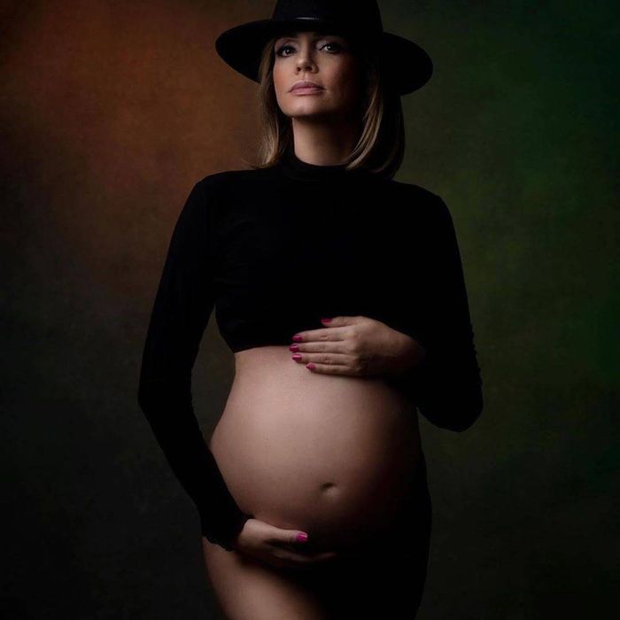 Weronika Marczuk z ciążowym brzuchem