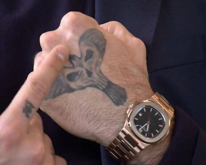 Michele Morrone: tatuaż na dłoni – feniks z popiołu